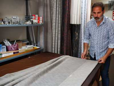� in poliestere misto lino. �I materiali si adattano alla modernit�  � ammette �. In passato si usavano tessuti naturali quali seta o lino, mentre adesso si utilizza prettamente il poliestere...